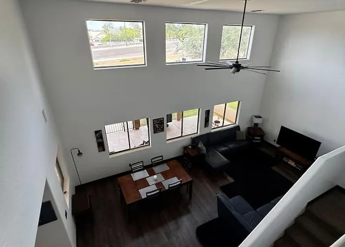Luxury - Queen Bed, Pool & Fast Wi-fi!