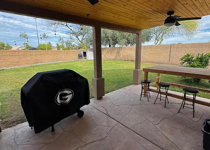 Luxury - Queen Bed, Pool & Fast Wi-fi!